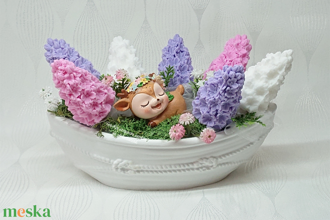 Orgona szappanvirág csokor csónak alakú kaspóban kis alvó őzikével - otthon & életmód - virágdekoráció - virágok - virágcsokor - Meska.hu