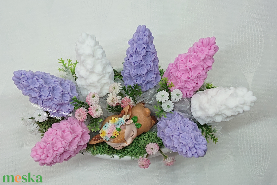 Orgona szappanvirág csokor csónak alakú kaspóban kis alvó őzikével - otthon & életmód - virágdekoráció - virágok - virágcsokor - Meska.hu