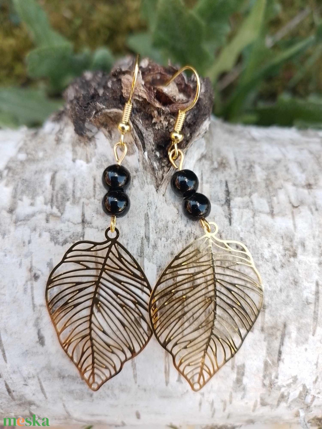 Arany levél ónix ásványkővel - ékszer - fülbevaló - lógó fülbevaló - Meska.hu