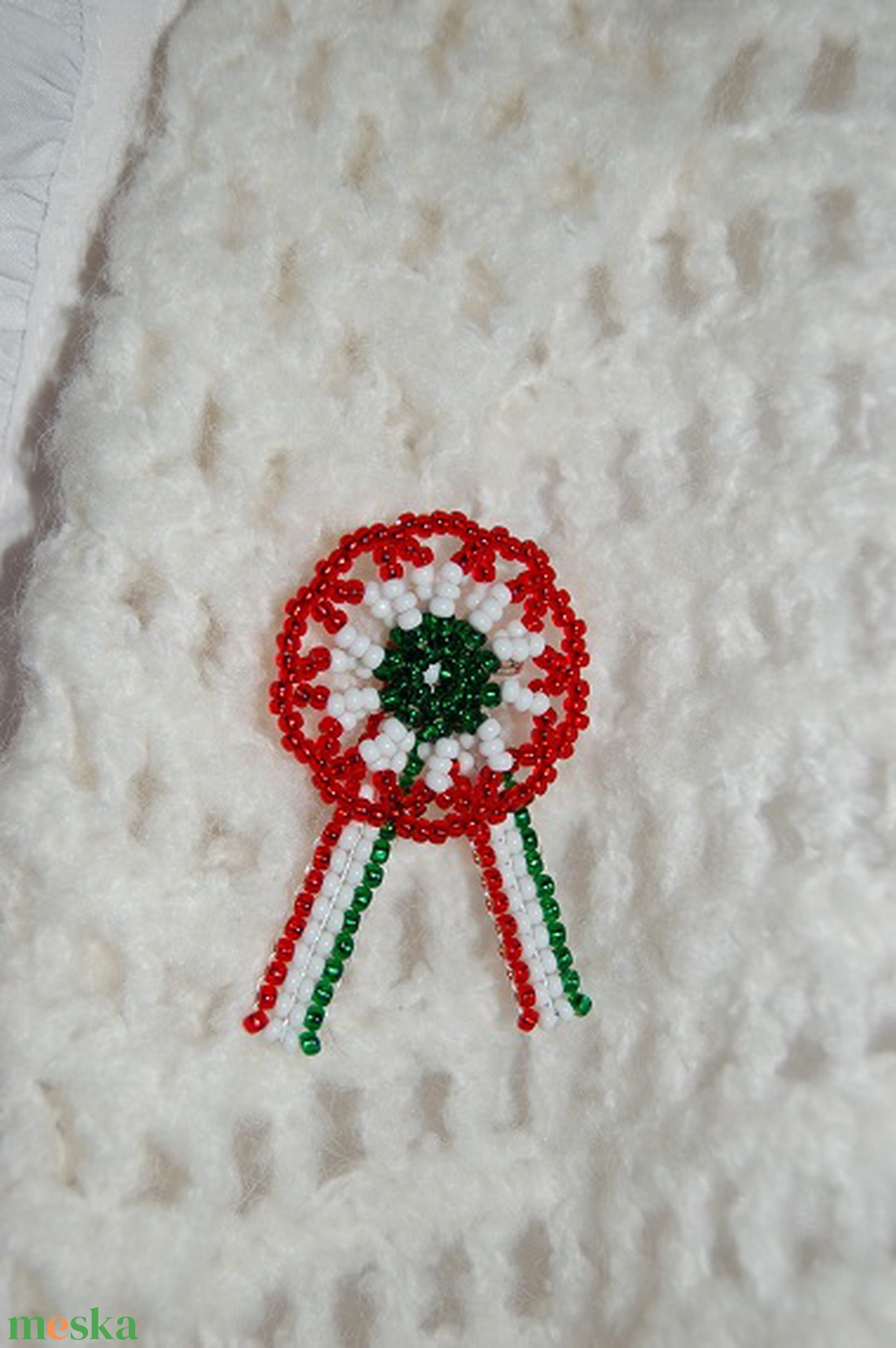 Klasszikus kokárda gyöngyből - ékszer - kitűző és bross - kitűző - Meska.hu Klasszikus kokárda gyöngyből - ékszer - kitűző és bross - kitűző - Meska.hu