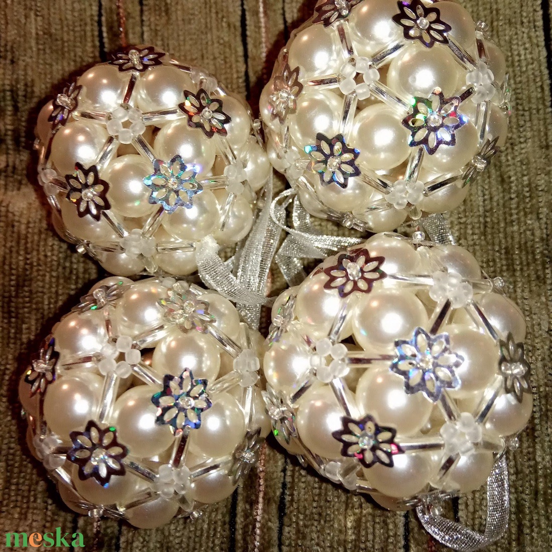 Csillogó gömbök, fehér hologramos gyöngyből készült karácsonyfadísz - karácsony - karácsonyi lakásdekoráció - karácsonyfadíszek - Meska.hu
