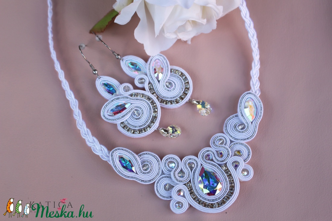 Menyasszonyi egyedi sujtás ékszer, nyaklánc és fülbevaló, antiallergén nemesacél, Swarovski kristályokkal - esküvő - ékszer - ékszerszett - Meska.hu Menyasszonyi egyedi sujtás ékszer, nyaklánc és fülbevaló, antiallergén nemesacél, Swarovski kristályokkal - esküvő - ékszer - ékszerszett - Meska.hu