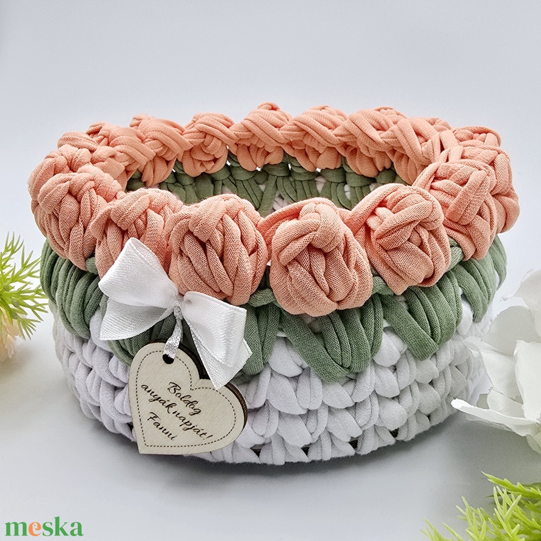 Horgolt tulipános tárolókosár egyedi felirattal, barack szín. Ajándék anyák napjára - otthon & életmód - tárolás & rendszerezés - tárolókosár - Meska.hu