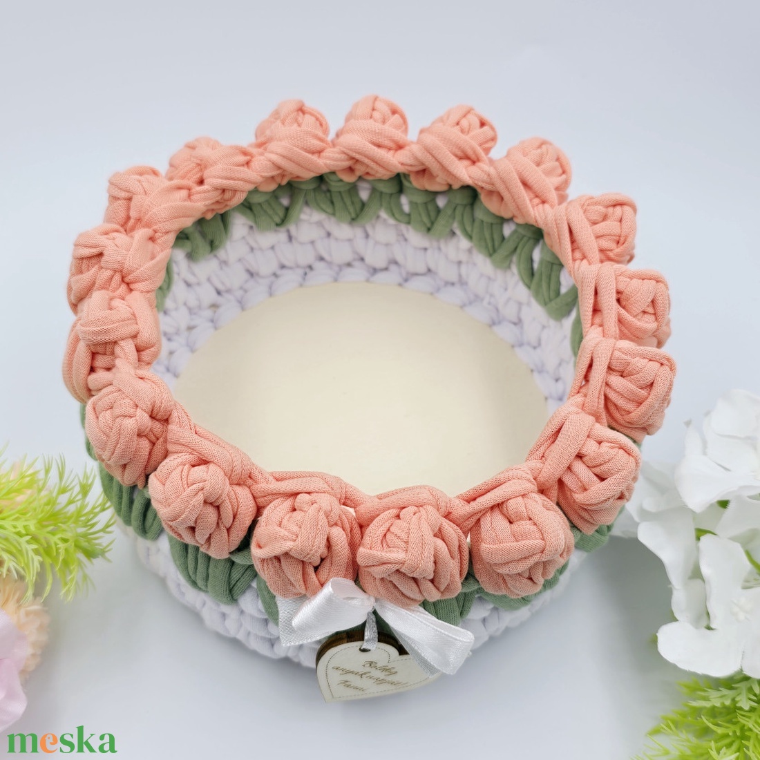 Horgolt tulipános tárolókosár egyedi felirattal, barack szín. Ajándék anyák napjára - otthon & életmód - tárolás & rendszerezés - tárolókosár - Meska.hu