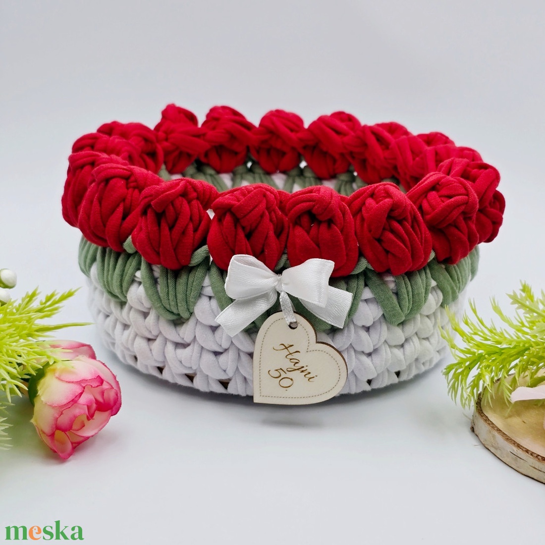 Horgolt tulipános tárolókosár egyedi felirattal, piros szín. Ajándék óvó néninek - otthon & életmód - tárolás & rendszerezés - tárolókosár - Meska.hu