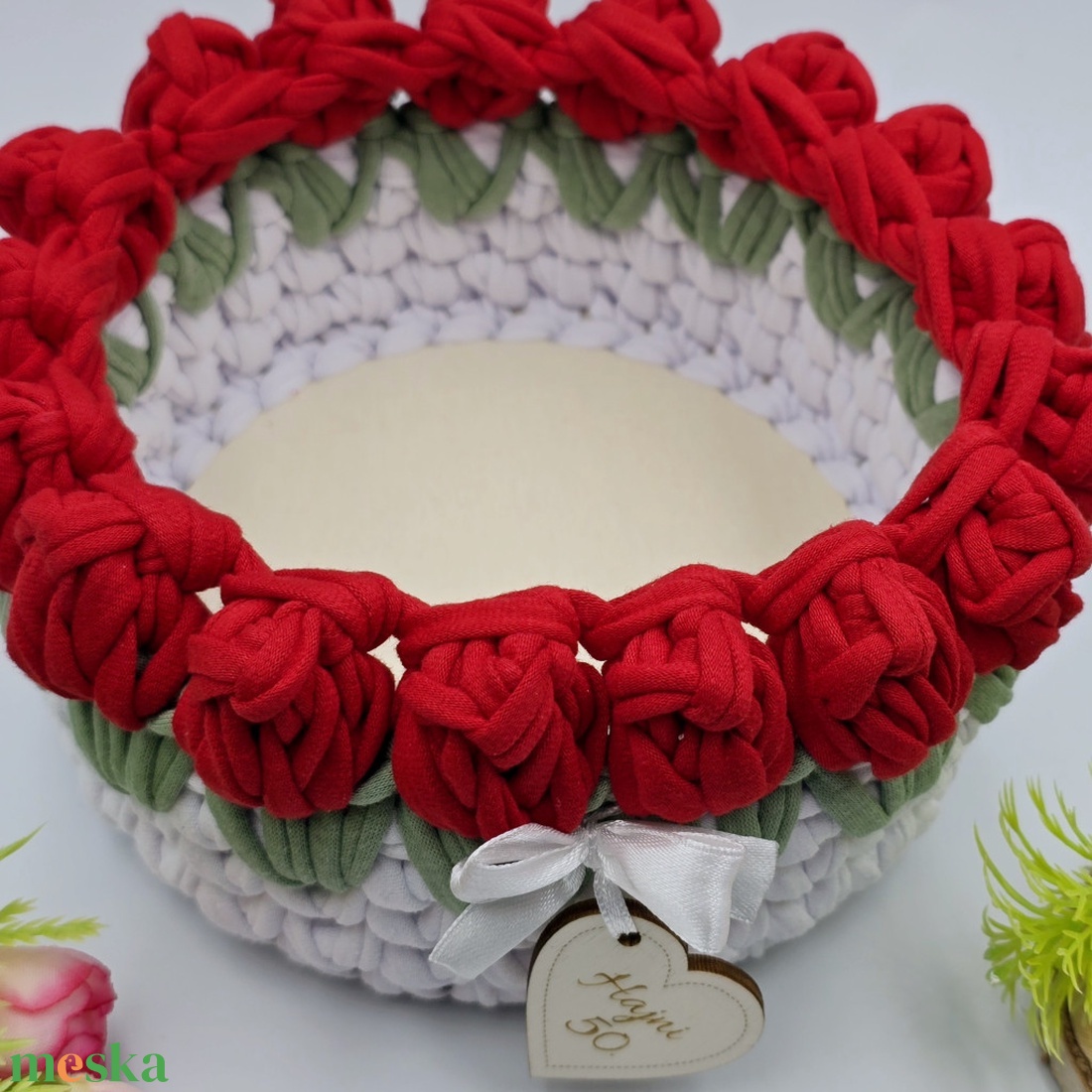 Horgolt tulipános tárolókosár egyedi felirattal, piros szín. Ajándék óvó néninek - otthon & életmód - tárolás & rendszerezés - tárolókosár - Meska.hu