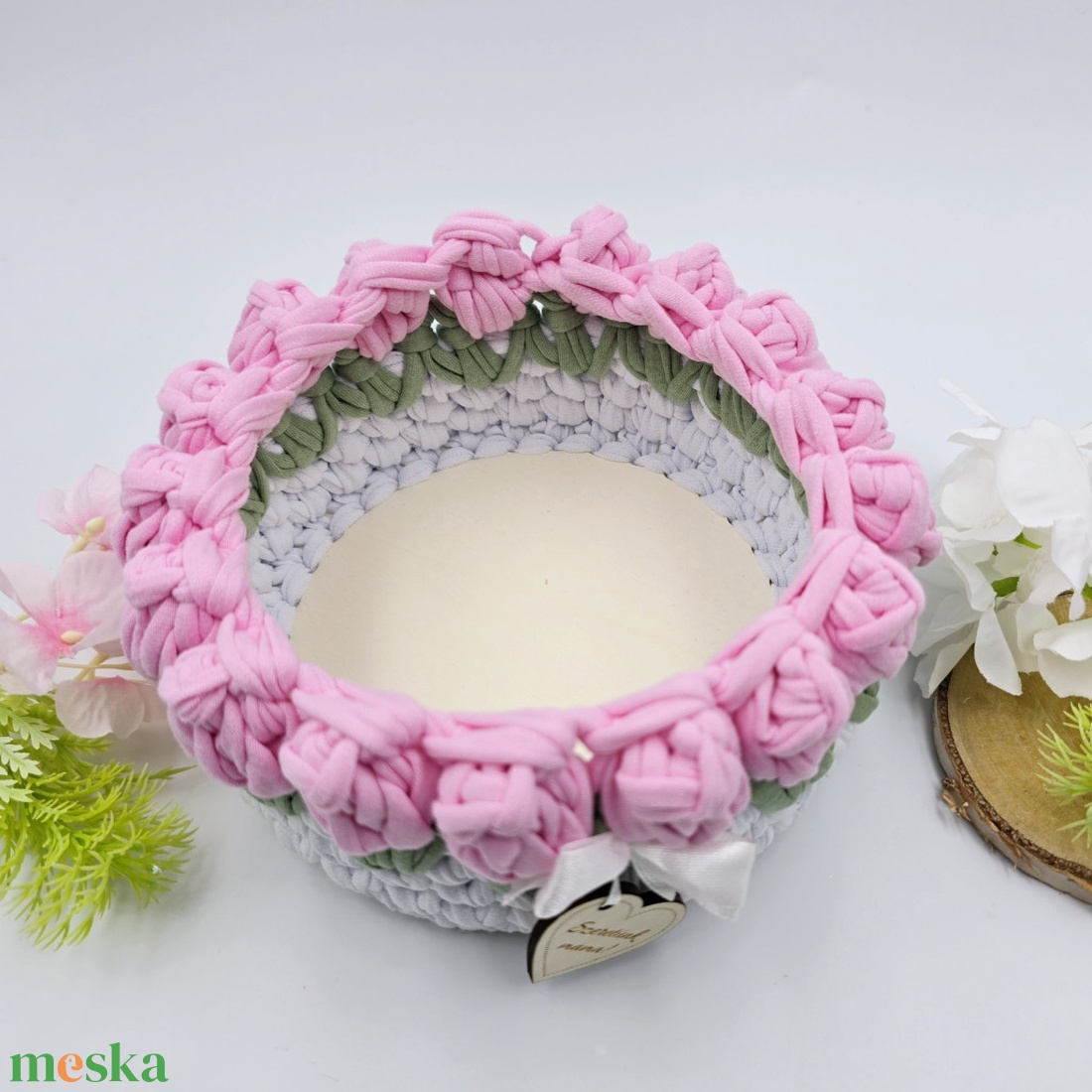 Horgolt tulipános tárolókosár egyedi felirattal, rózsaszín. Ajándék pedagógusnapra - otthon & életmód - tárolás & rendszerezés - tárolókosár - Meska.hu