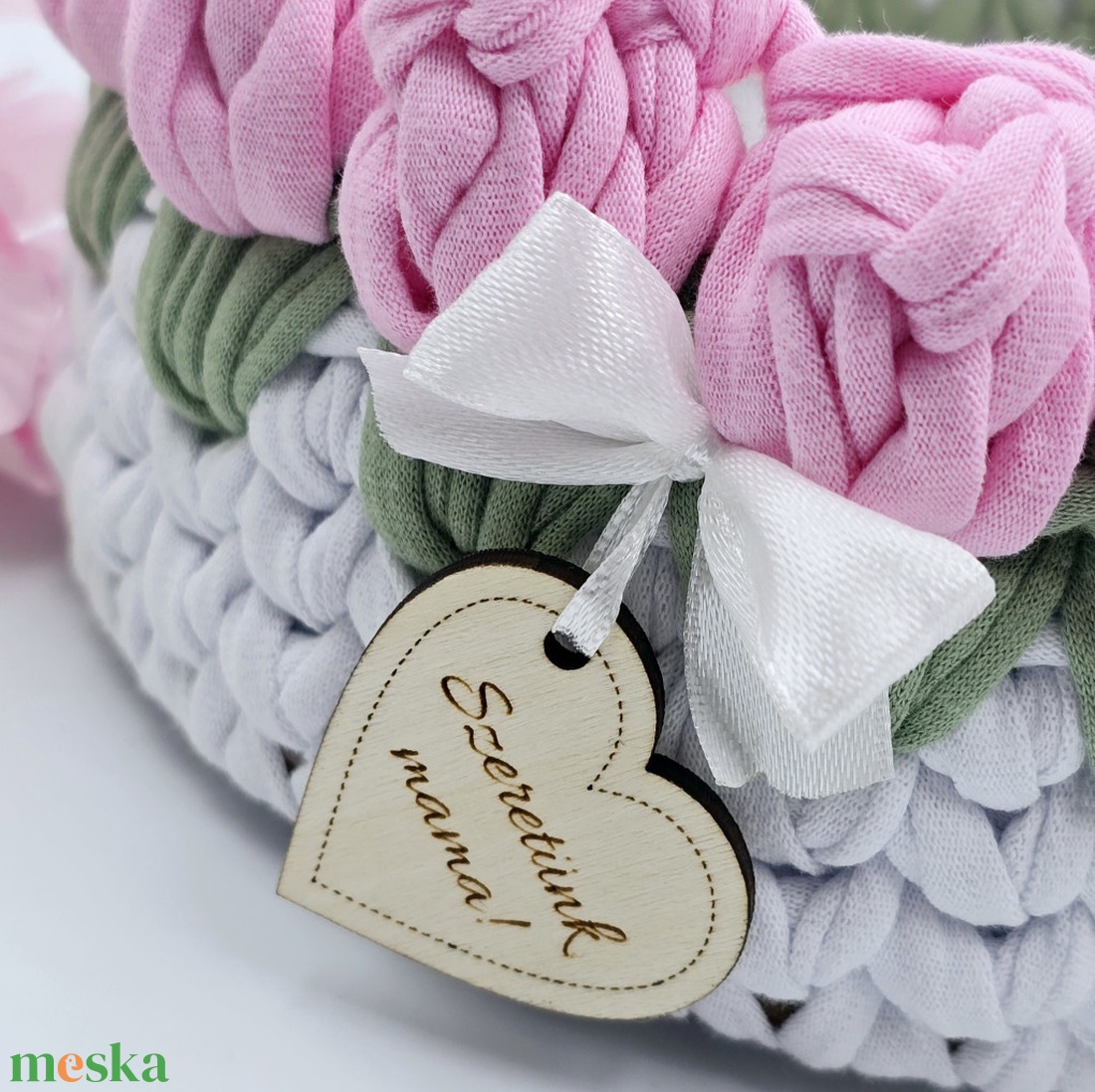 Horgolt tulipános tárolókosár egyedi felirattal, rózsaszín. Ajándék pedagógusnapra - otthon & életmód - tárolás & rendszerezés - tárolókosár - Meska.hu