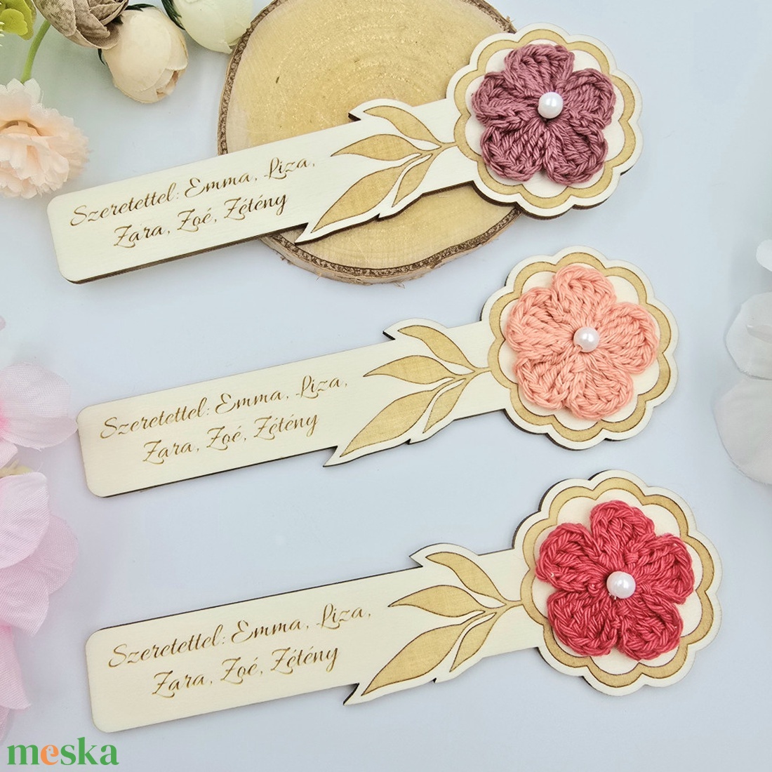 Egyedi gravírozott fa könyvjelző horgolt virággal. Ajándék óvó néninek, tanító néninek - könyv & zene - könyvjelző - Meska.hu