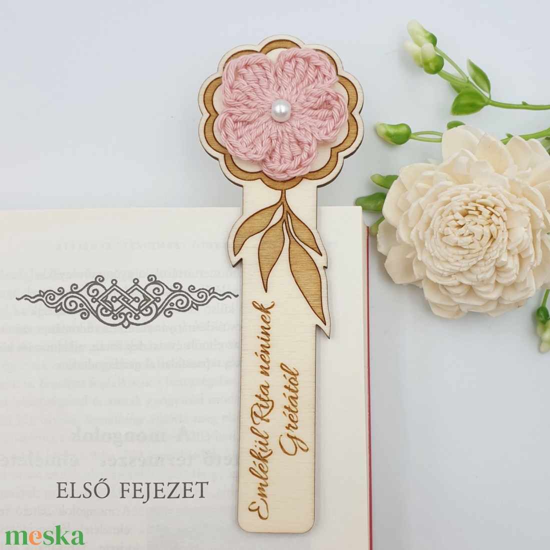 Egyedi gravírozott fa könyvjelző horgolt virággal. Ajándék óvó néninek, tanító néninek - könyv & zene - könyvjelző - Meska.hu
