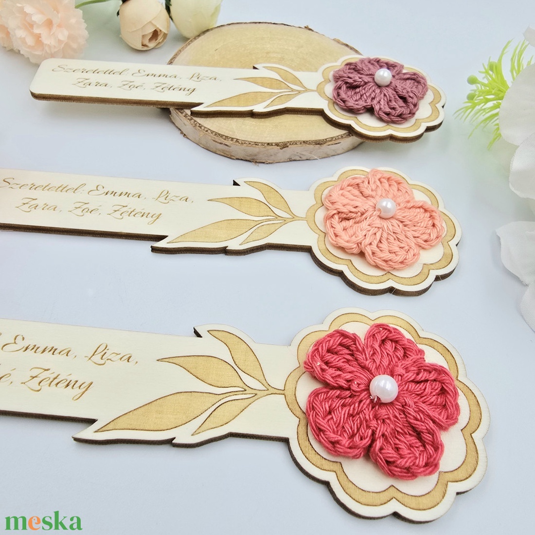 Egyedi gravírozott fa könyvjelző horgolt virággal. Ajándék óvó néninek, tanító néninek - könyv & zene - könyvjelző - Meska.hu