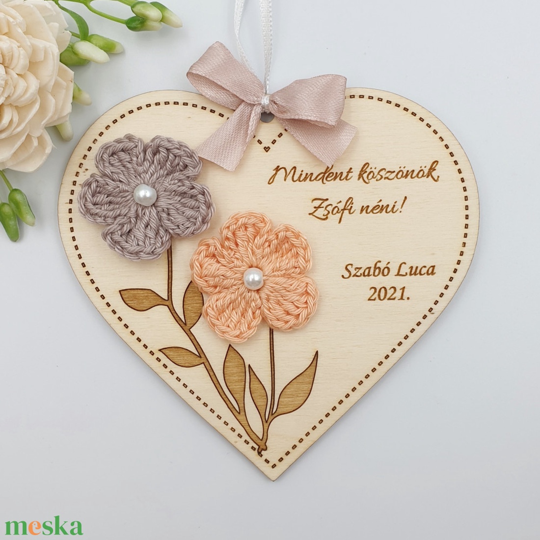 Egyedi feliratos szív alakú gravírozott fa dísz horgolt virágokkal - Ajándék tanító néninek, óvó néninek - otthon & életmód - dekoráció - dísztárgy - Meska.hu