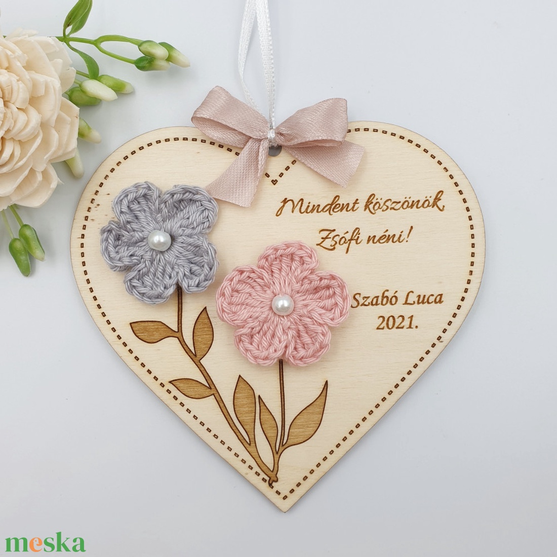 Egyedi feliratos szív alakú gravírozott fa dísz horgolt virágokkal - Ajándék tanító néninek, óvó néninek - otthon & életmód - dekoráció - dísztárgy - Meska.hu