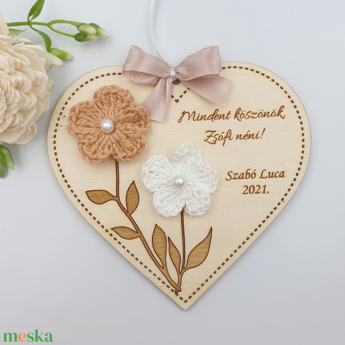 Egyedi feliratos szív alakú gravírozott fa dísz horgolt virágokkal - Ajándék tanító néninek, óvó néninek - otthon & életmód - dekoráció - dísztárgy - Meska.hu