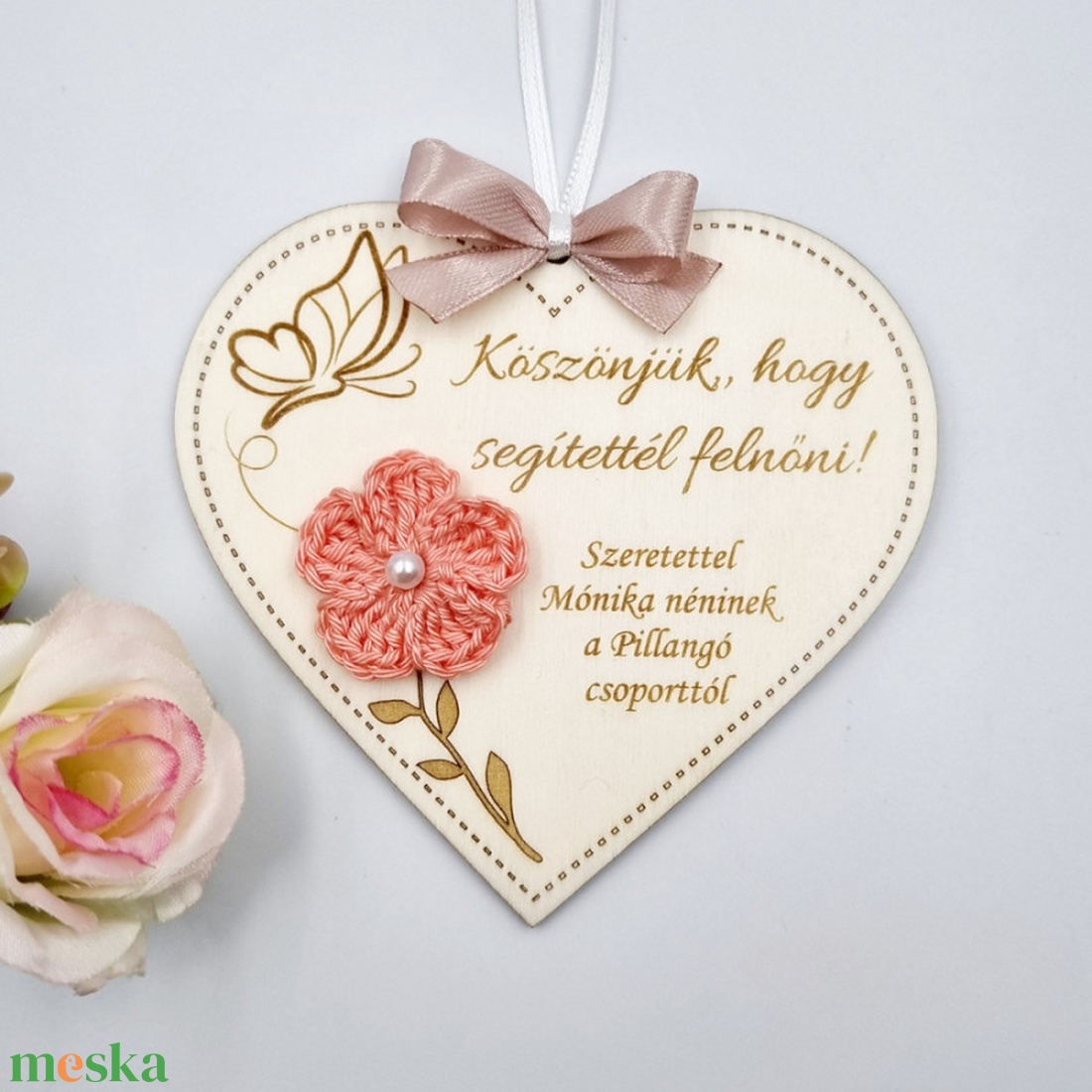 Egyedi feliratos szív alakú gravírozott fa dísz horgolt virággal - Ajándék óvó néninek, tanító néninek - otthon & életmód - dekoráció - dísztárgy - Meska.hu