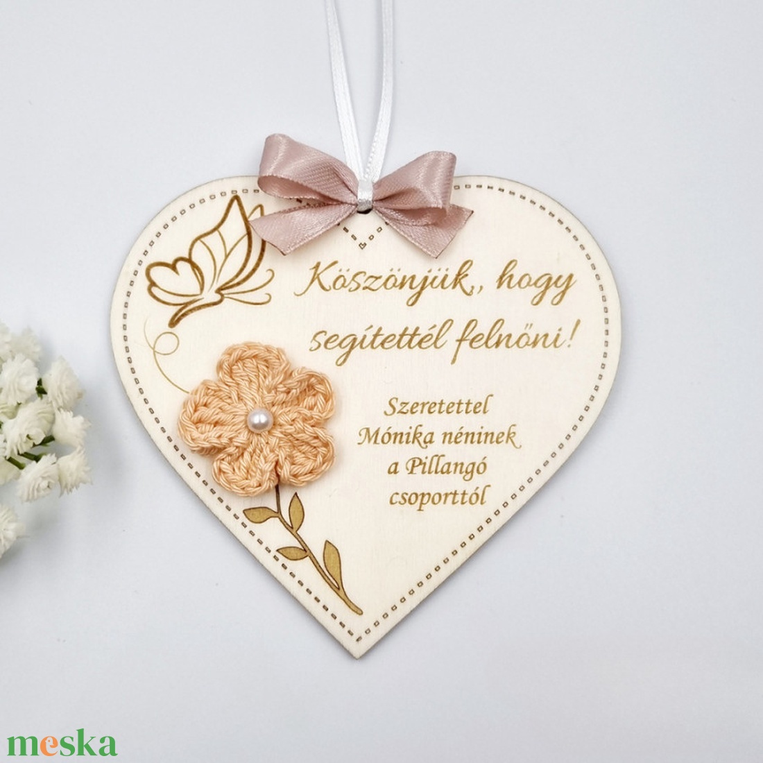 Egyedi feliratos szív alakú gravírozott fa dísz horgolt virággal - Ajándék óvó néninek, tanító néninek - otthon & életmód - dekoráció - dísztárgy - Meska.hu