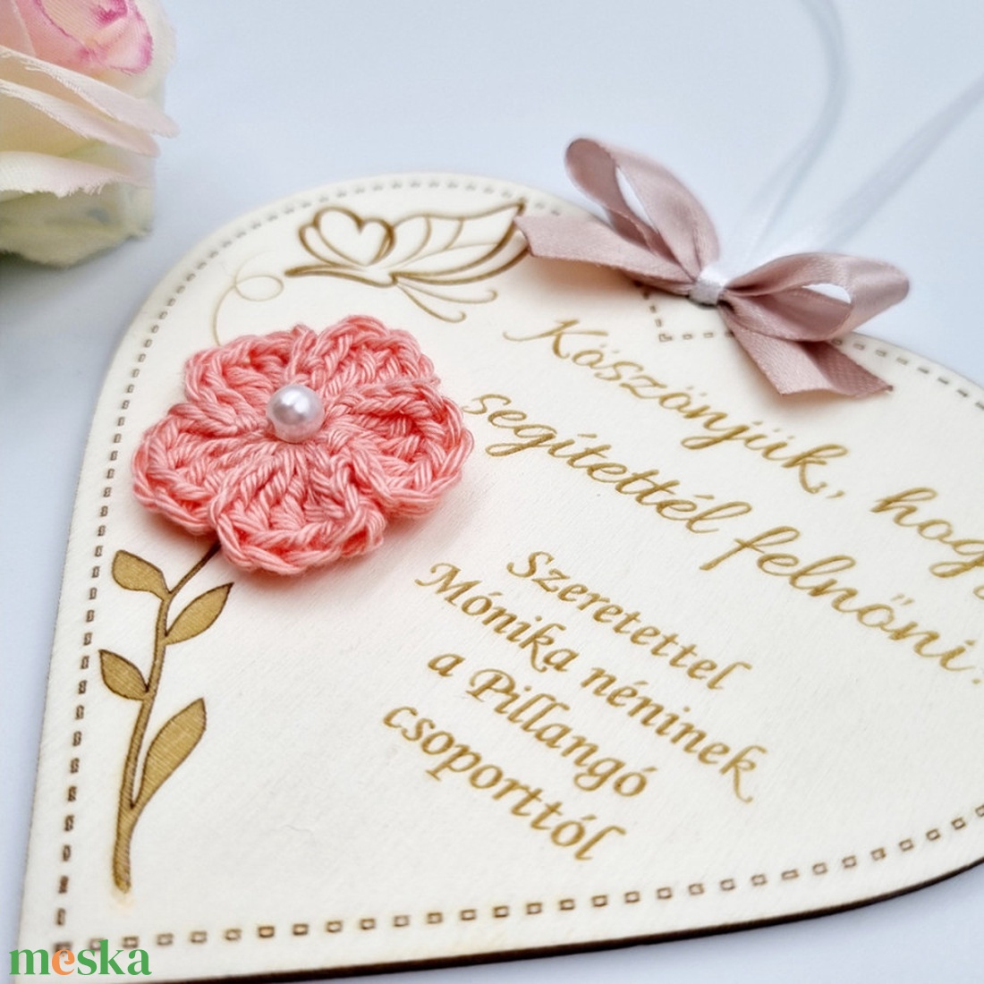 Egyedi feliratos szív alakú gravírozott fa dísz horgolt virággal - Ajándék óvó néninek, tanító néninek - otthon & életmód - dekoráció - dísztárgy - Meska.hu