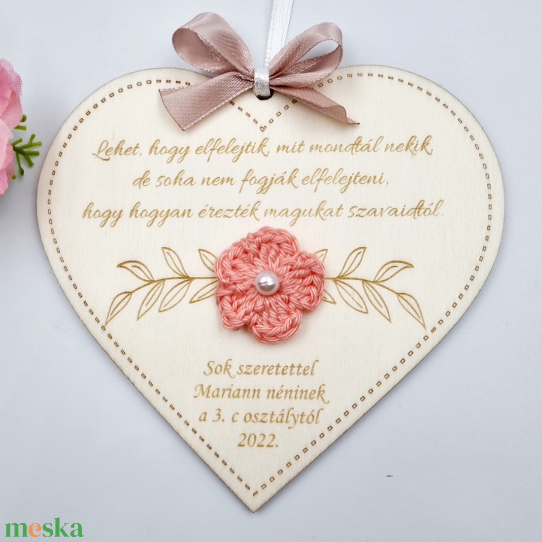 Egyedi feliratos szív alakú gravírozott fa dísz horgolt virággal - Ajándék tanító néninek, óvó néninek - otthon & életmód - dekoráció - dísztárgy - Meska.hu