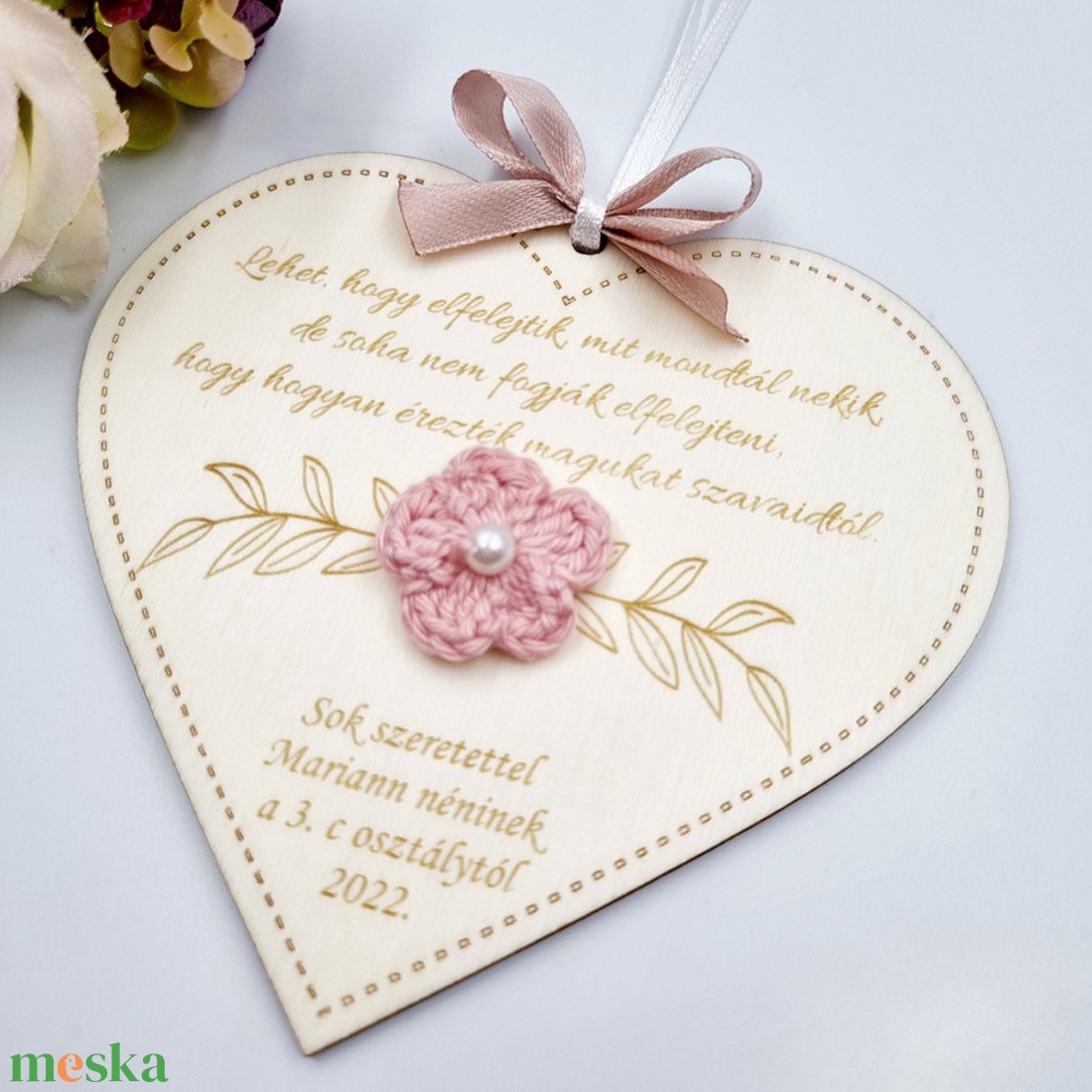 Egyedi feliratos szív alakú gravírozott fa dísz horgolt virággal - Ajándék tanító néninek, óvó néninek - otthon & életmód - dekoráció - dísztárgy - Meska.hu