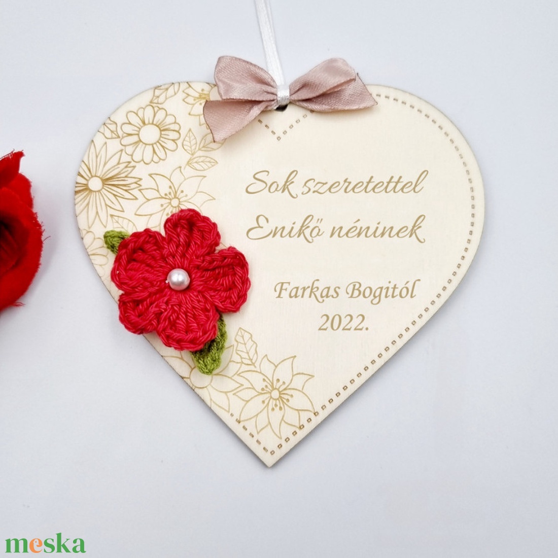 Egyedi feliratos szív alakú gravírozott fa dísz horgolt virággal- Ajándék óvó néninek, tanító néninek - otthon & életmód - dekoráció - dísztárgy - Meska.hu