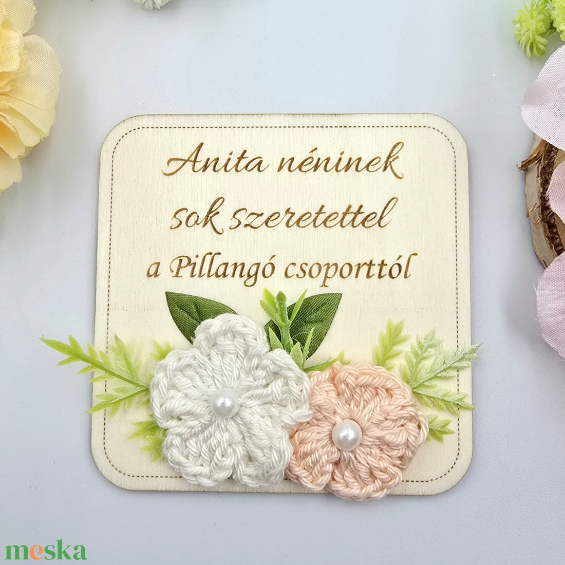 Gravírozott fa hűtőmágnes egyedi felirattal, horgolt virágokkal - Ajándék tanító néninek, óvó néninek - otthon & életmód - konyhafelszerelés, tálalás - konyhai dekoráció - hűtőmágnes - Meska.hu