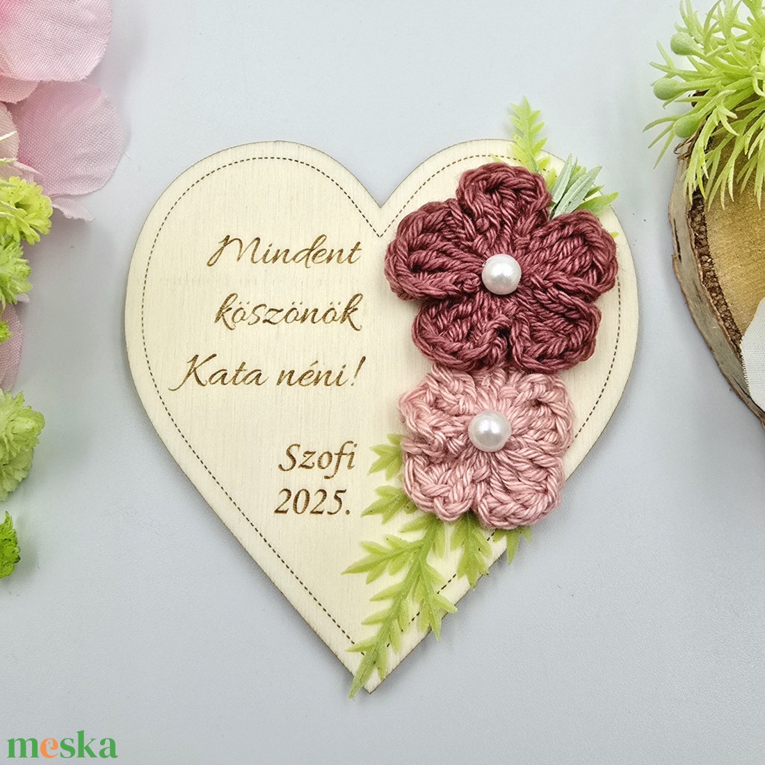 Gravírozott szív alakú fa hűtőmágnes egyedi felirattal, horgolt virágokkal - Ajándék tanító néninek, óvó néninek - otthon & életmód - konyhafelszerelés, tálalás - konyhai dekoráció - hűtőmágnes - Meska.hu