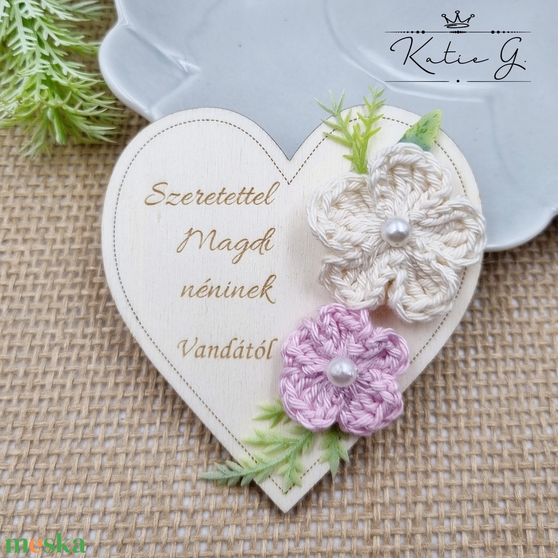 Gravírozott szív alakú fa hűtőmágnes egyedi felirattal, horgolt virágokkal - Ajándék tanító néninek, óvó néninek - otthon & életmód - konyhafelszerelés, tálalás - konyhai dekoráció - hűtőmágnes - Meska.hu