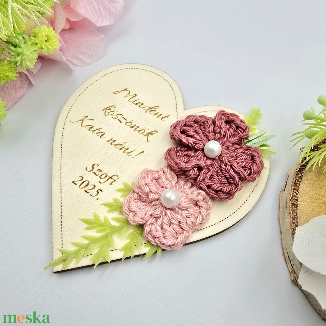Gravírozott szív alakú fa hűtőmágnes egyedi felirattal, horgolt virágokkal - Ajándék tanító néninek, óvó néninek - otthon & életmód - konyhafelszerelés, tálalás - konyhai dekoráció - hűtőmágnes - Meska.hu