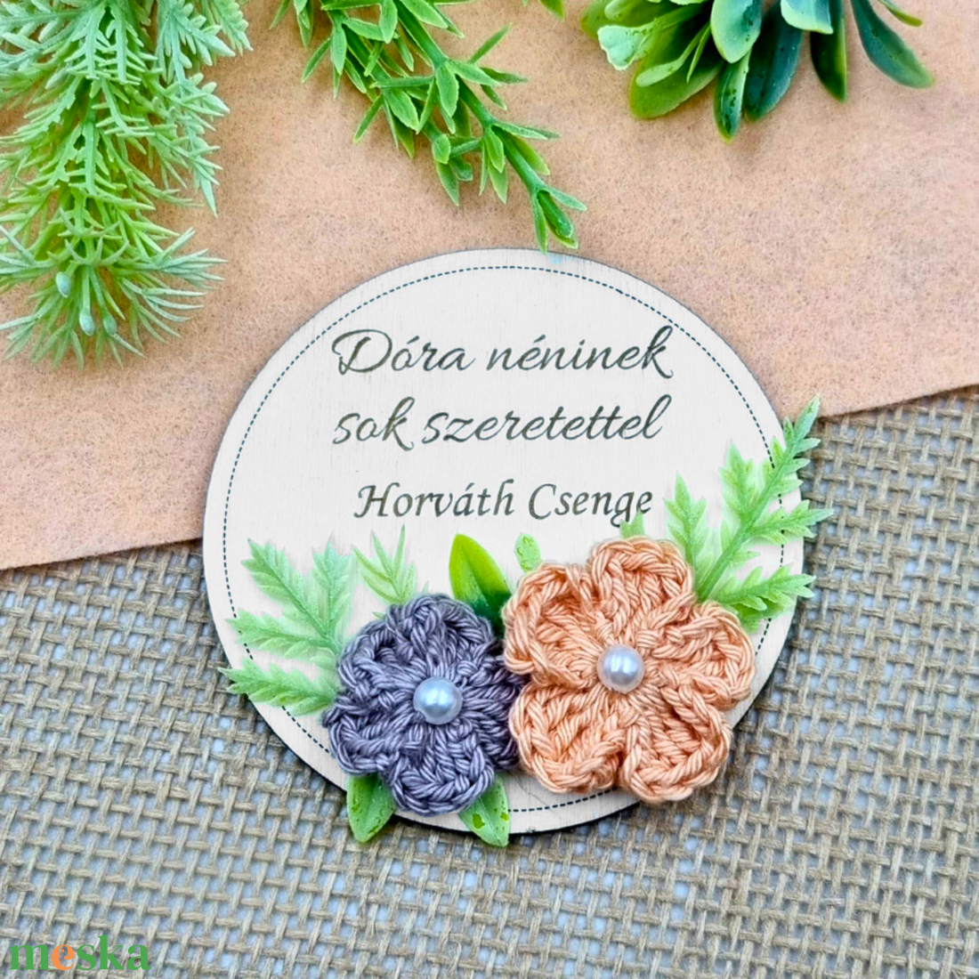 Gravírozott fa hűtőmágnes egyedi felirattal, horgolt virágokkal - Ajándék tanító néninek, óvó néninek - otthon & életmód - konyhafelszerelés, tálalás - konyhai dekoráció - hűtőmágnes - Meska.hu