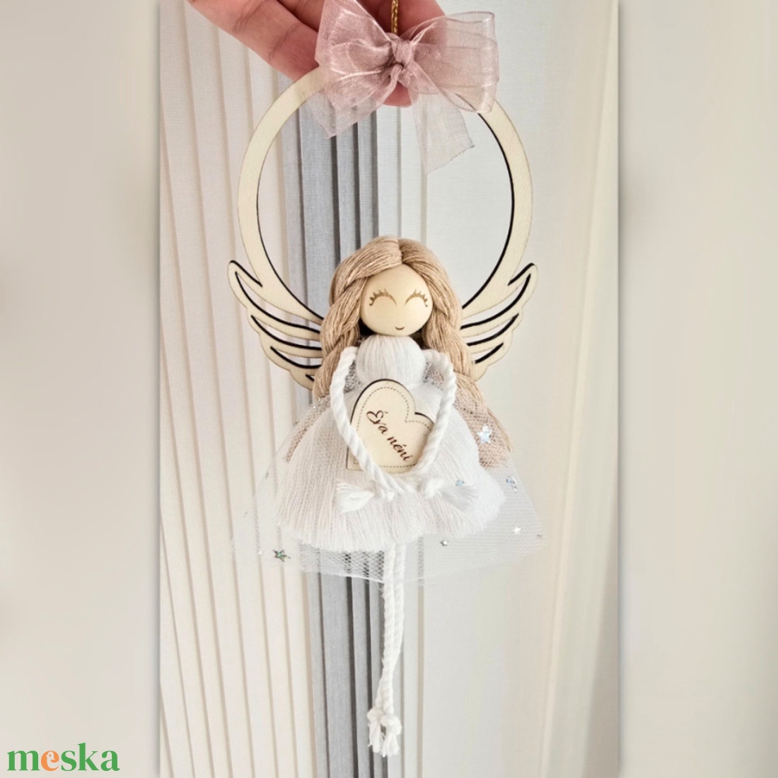 Makramé angyalka karikával, gravírozott szívvel - Ajándék anyák napjára, óvó néniknek, tanító néniknek - otthon & életmód - dekoráció - fali és függő dekoráció - falra akasztható dekor - Meska.hu
