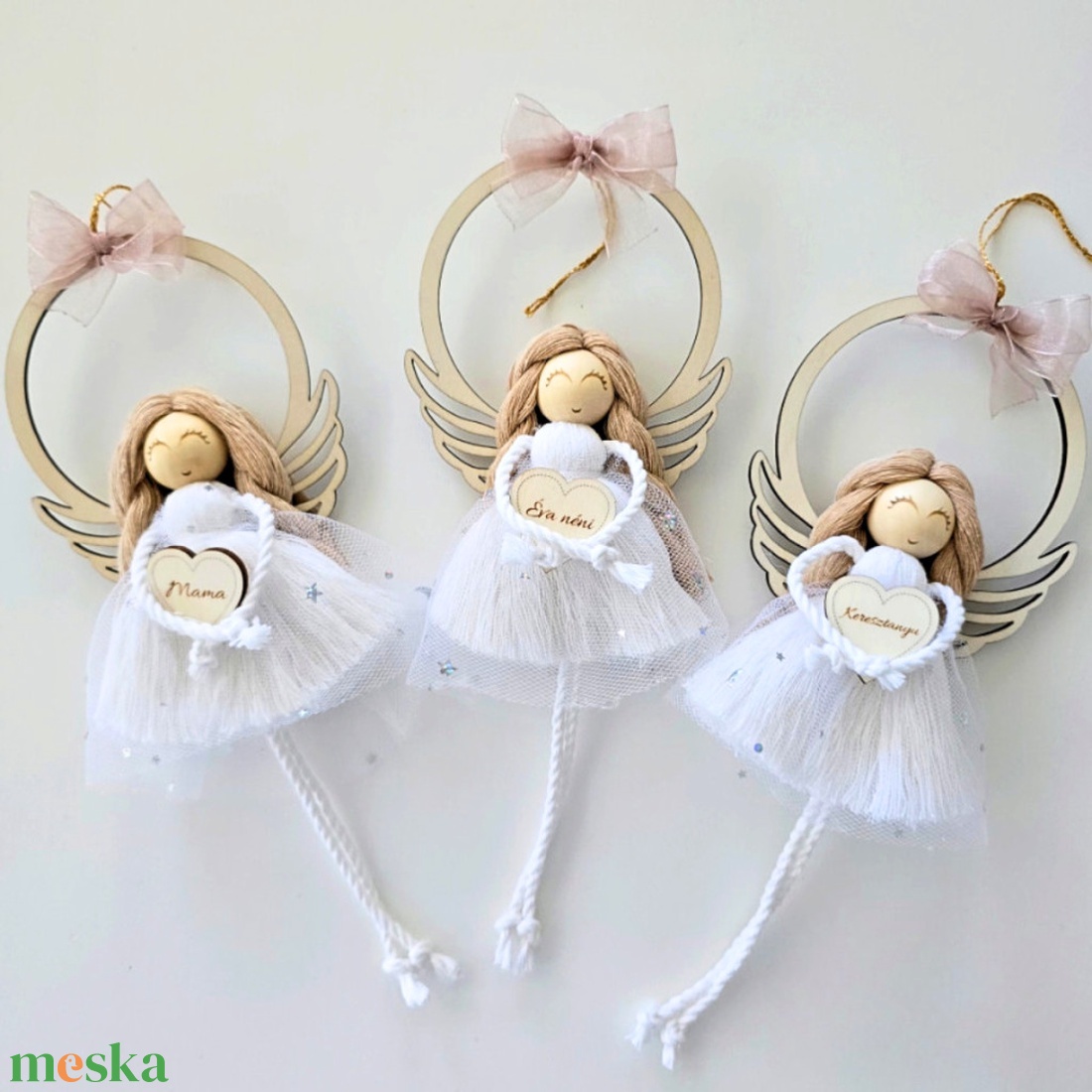Makramé angyalka karikával, gravírozott szívvel - Ajándék anyák napjára, óvó néniknek, tanító néniknek - otthon & életmód - dekoráció - fali és függő dekoráció - falra akasztható dekor - Meska.hu