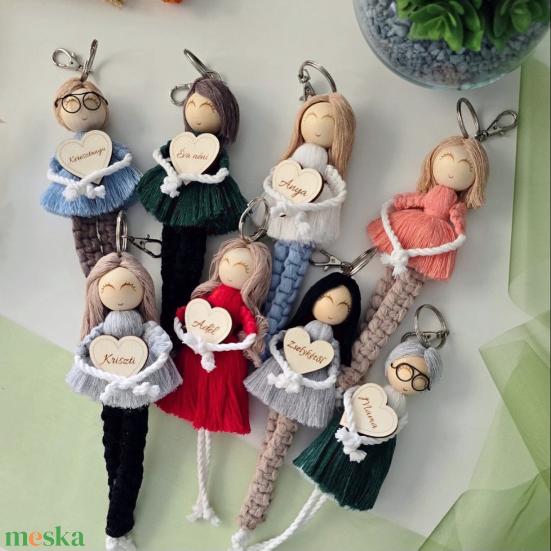 Egyedi, személyre szabható makramé baba kulcstartó figura - Ajándék anyák napjára, óvó néninek, születésnapra - táska & tok - kulcstartó & táskadísz - kulcstartó - Meska.hu
