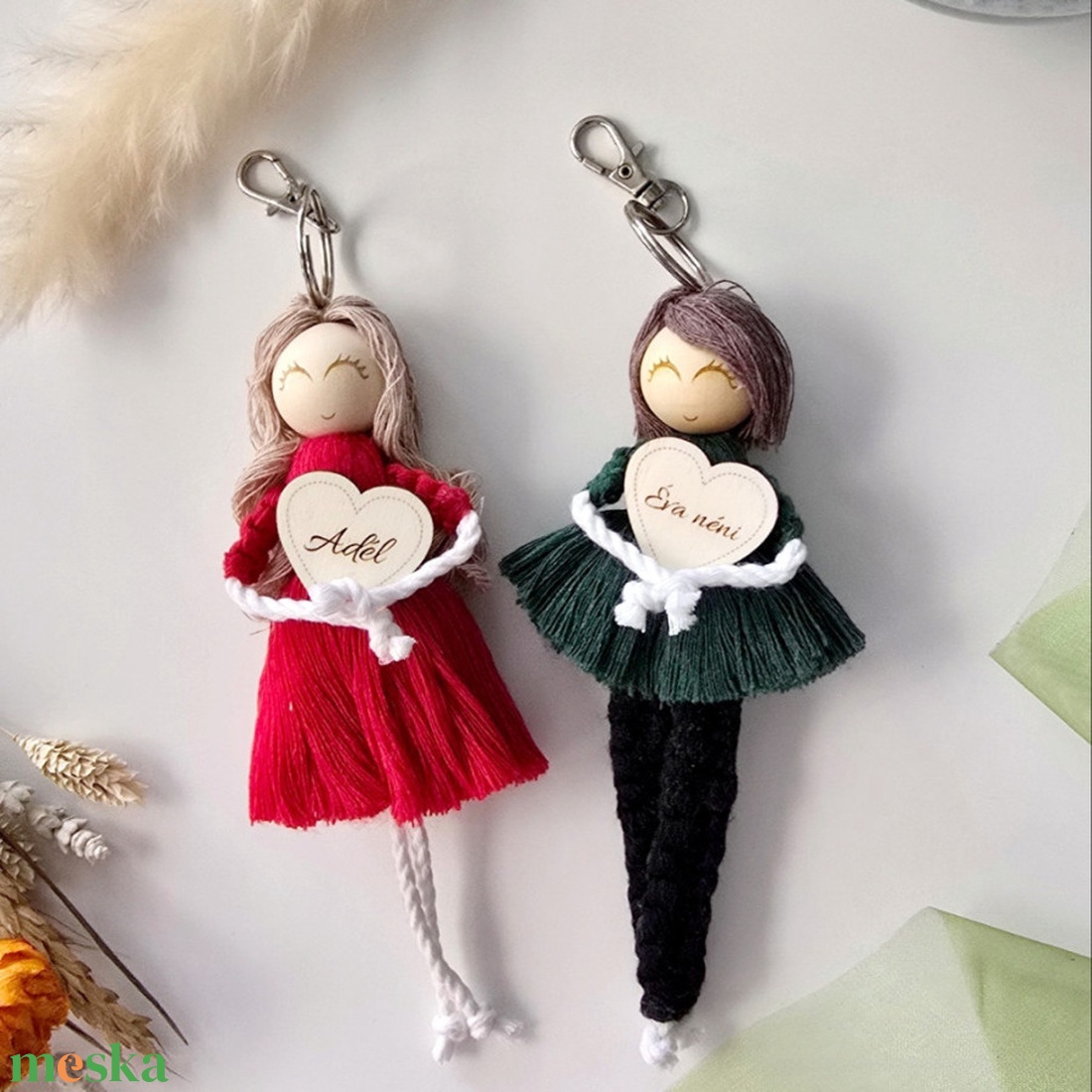 Egyedi, személyre szabható makramé baba kulcstartó figura - Ajándék anyák napjára, óvó néninek, születésnapra - táska & tok - kulcstartó & táskadísz - kulcstartó - Meska.hu