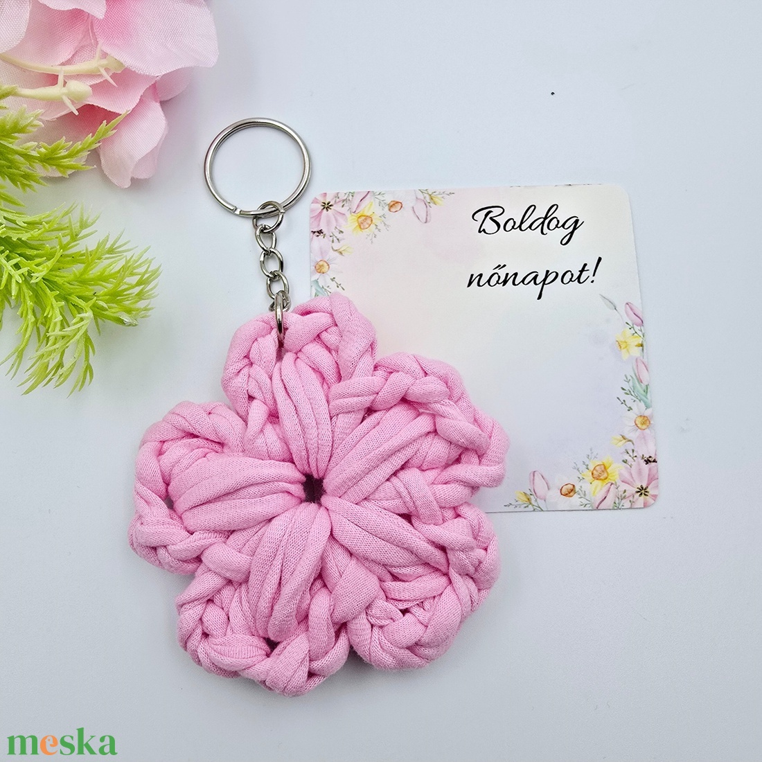 Rózsaszín horgolt virág kulcstartó ajándékkártyával - Nőnapi ajándék, Boldog nőnapot! feliratos kártyával - táska & tok - kulcstartó & táskadísz - kulcstartó - Meska.hu