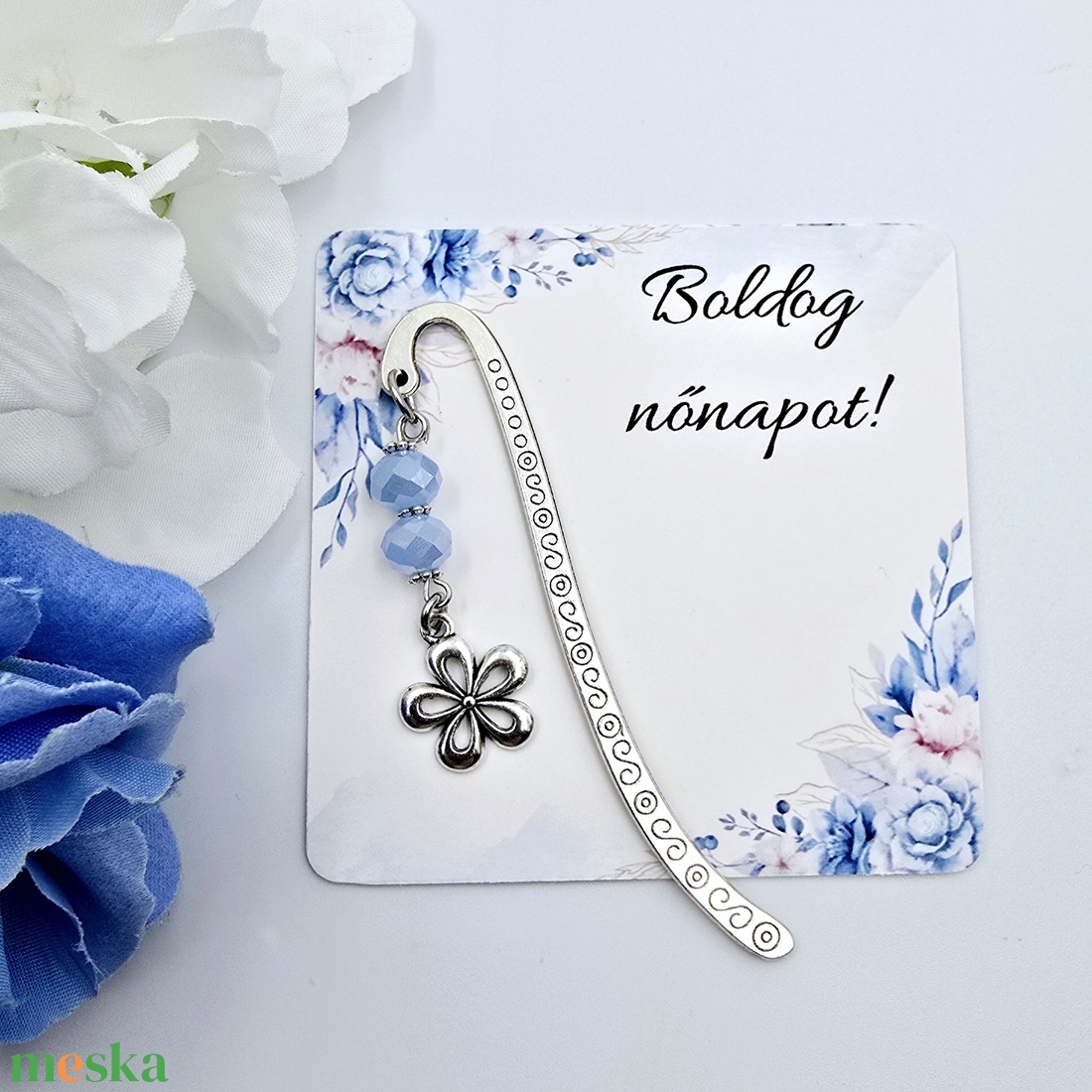 Mini könyvjelző kék csiszolt gyöngyökkel és virág medállal - Nőnapi ajándék, Boldog nőnapot! feliratos kártyával - könyv & zene - könyvjelző - Meska.hu