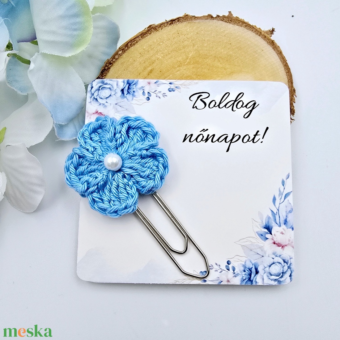 Kék horgolt virágos könyvjelző óriás gémkapoccsal, ajándékkártyán - Nőnapi ajándék, Boldog nőnapot! feliratos kártyával - könyv & zene - könyvjelző - Meska.hu