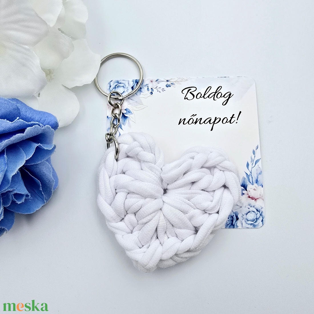 Fehér színű horgolt szív kulcstartó ajándékkártyával - Nőnapi ajándék, Boldog nőnapot! feliratos kártyával - táska & tok - kulcstartó & táskadísz - kulcstartó - Meska.hu