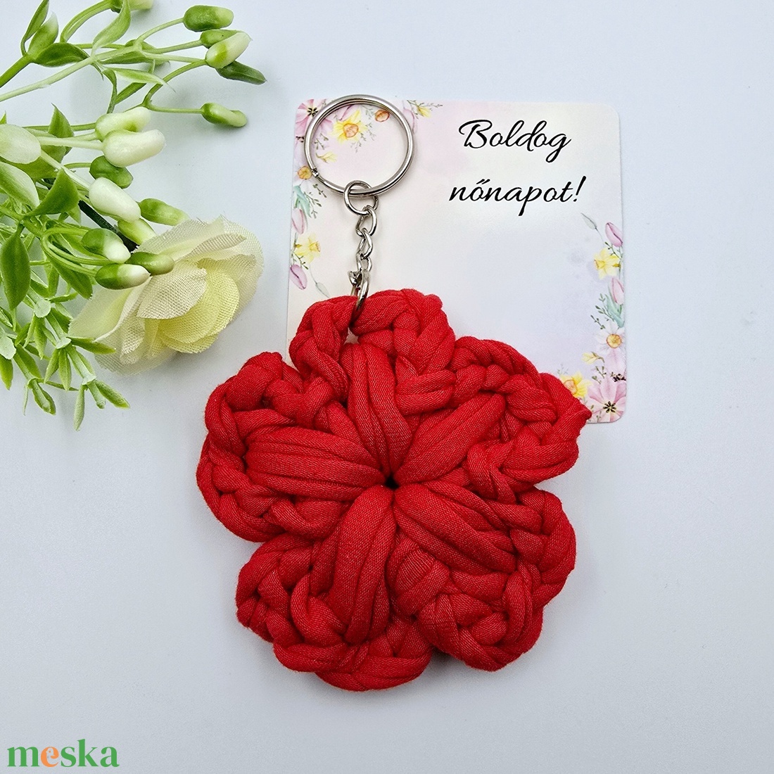 Piros horgolt virág kulcstartó ajándékkártyával - Nőnapi ajándék, Boldog nőnapot! feliratos kártyával - táska & tok - kulcstartó & táskadísz - kulcstartó - Meska.hu