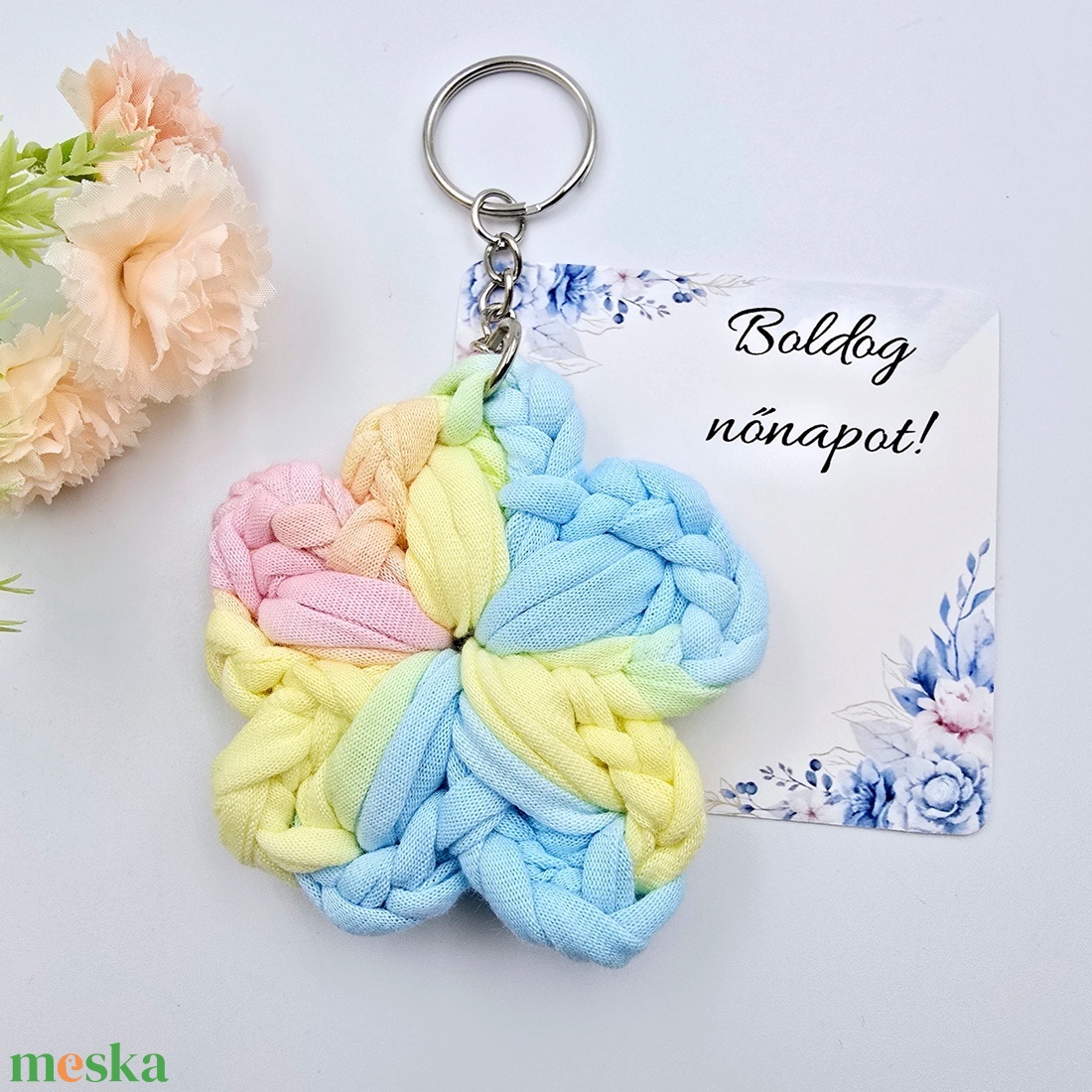 Szivárvány színű horgolt virág kulcstartó ajándékkártyával - Nőnapi ajándék, Boldog nőnapot! feliratos kártyával - táska & tok - kulcstartó & táskadísz - kulcstartó - Meska.hu