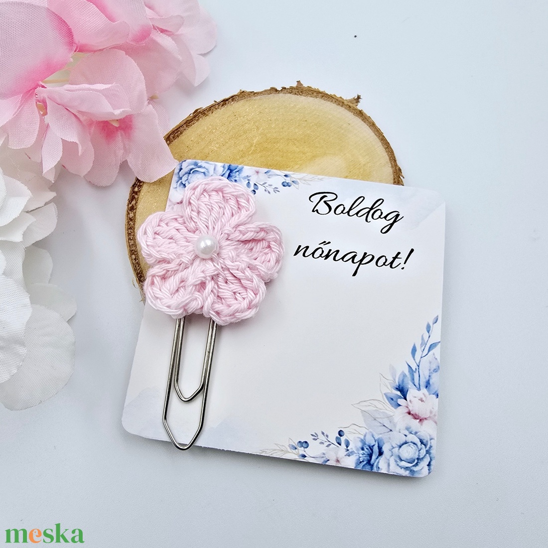 Halvány rózsaszín horgolt virágos könyvjelző óriás gémkapoccsal - Nőnapi ajándék, Boldog nőnapot! feliratos kártyával - könyv & zene - könyvjelző - Meska.hu