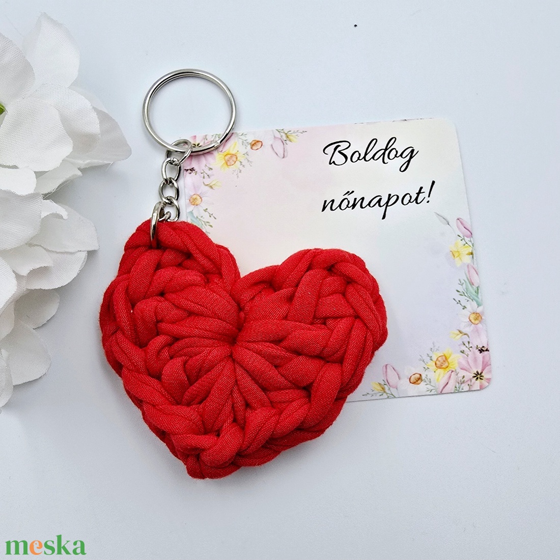 Piros színű horgolt szív kulcstartó ajándékkártyával - Nőnapi ajándék, Boldog nőnapot! feliratos kártyával - táska & tok - kulcstartó & táskadísz - kulcstartó - Meska.hu