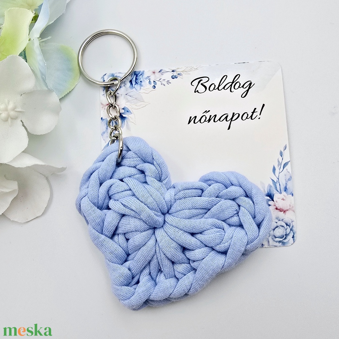 Világos lenkék színű horgolt szív kulcstartó ajándékkártyával - Nőnapi ajándék, Boldog nőnapot! feliratos kártyával - táska & tok - kulcstartó & táskadísz - kulcstartó - Meska.hu