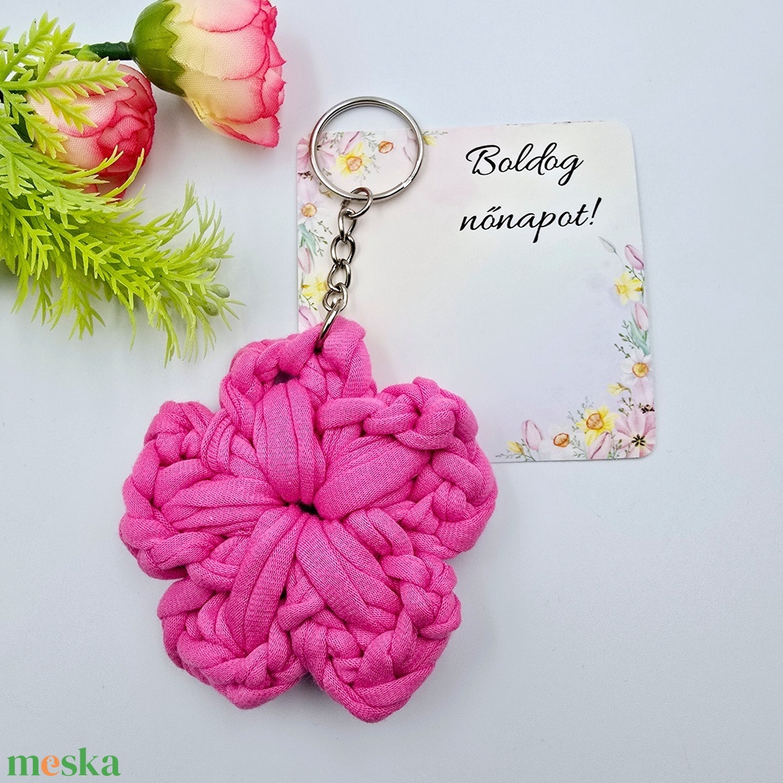 Pink horgolt virág kulcstartó ajándékkártyával - Nőnapi ajándék, Boldog nőnapot! feliratos kártyával - táska & tok - kulcstartó & táskadísz - kulcstartó - Meska.hu