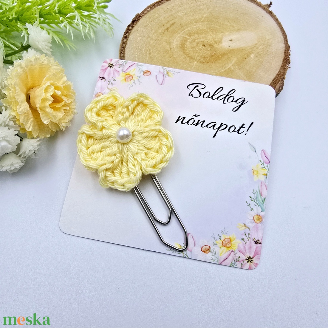 Halvány sárga horgolt virágos könyvjelző óriás gémkapoccsal - Nőnapi ajándék, Boldog nőnapot! feliratos kártyával - könyv & zene - könyvjelző - Meska.hu