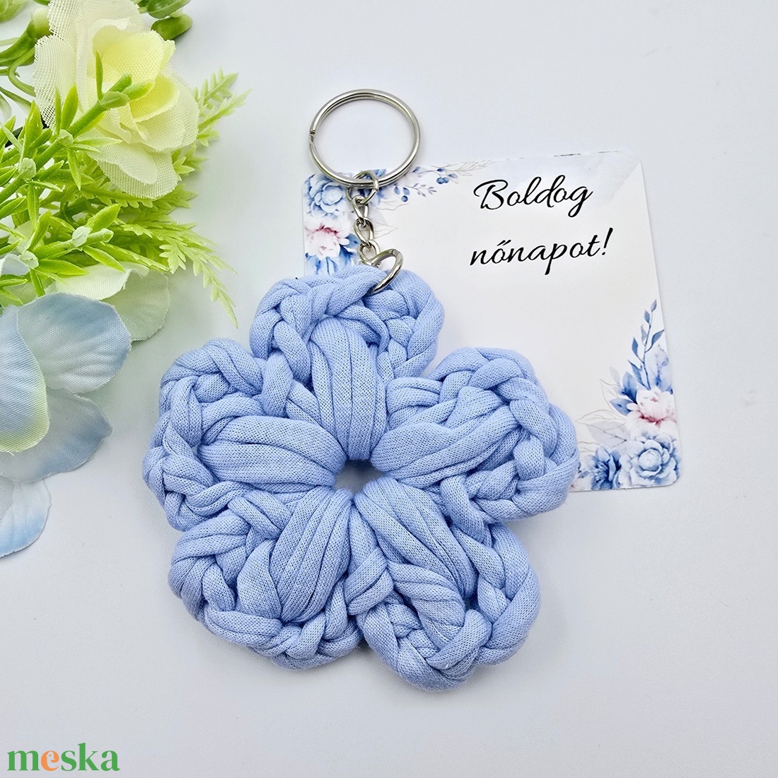 Világos lenkék horgolt virág kulcstartó ajándékkártyával - Nőnapi ajándék, Boldog nőnapot! feliratos kártyával - táska & tok - kulcstartó & táskadísz - kulcstartó - Meska.hu