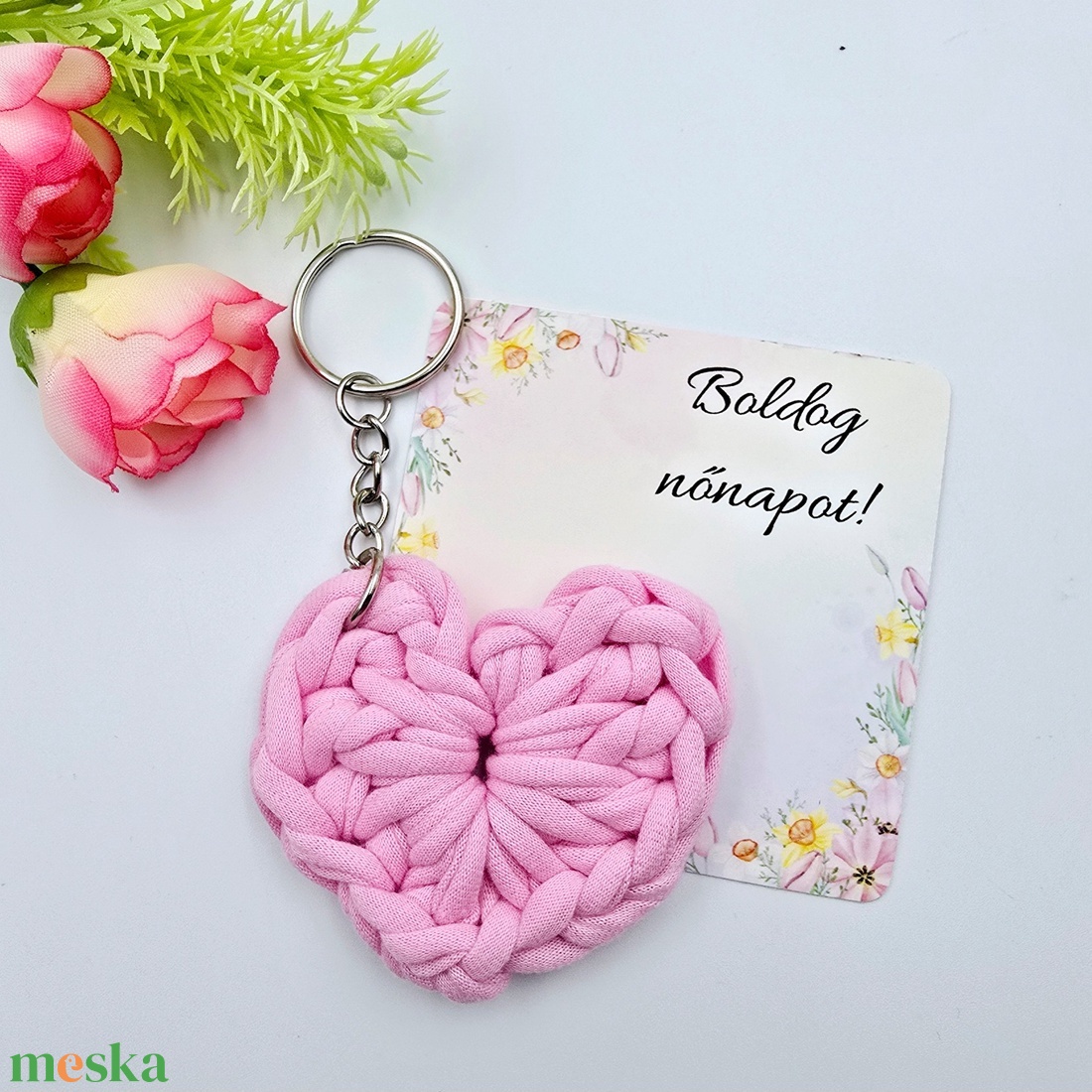 Rózsaszín horgolt szív kulcstartó ajándékkártyával - Nőnapi ajándék, Boldog nőnapot! feliratos kártyával - táska & tok - kulcstartó & táskadísz - kulcstartó - Meska.hu