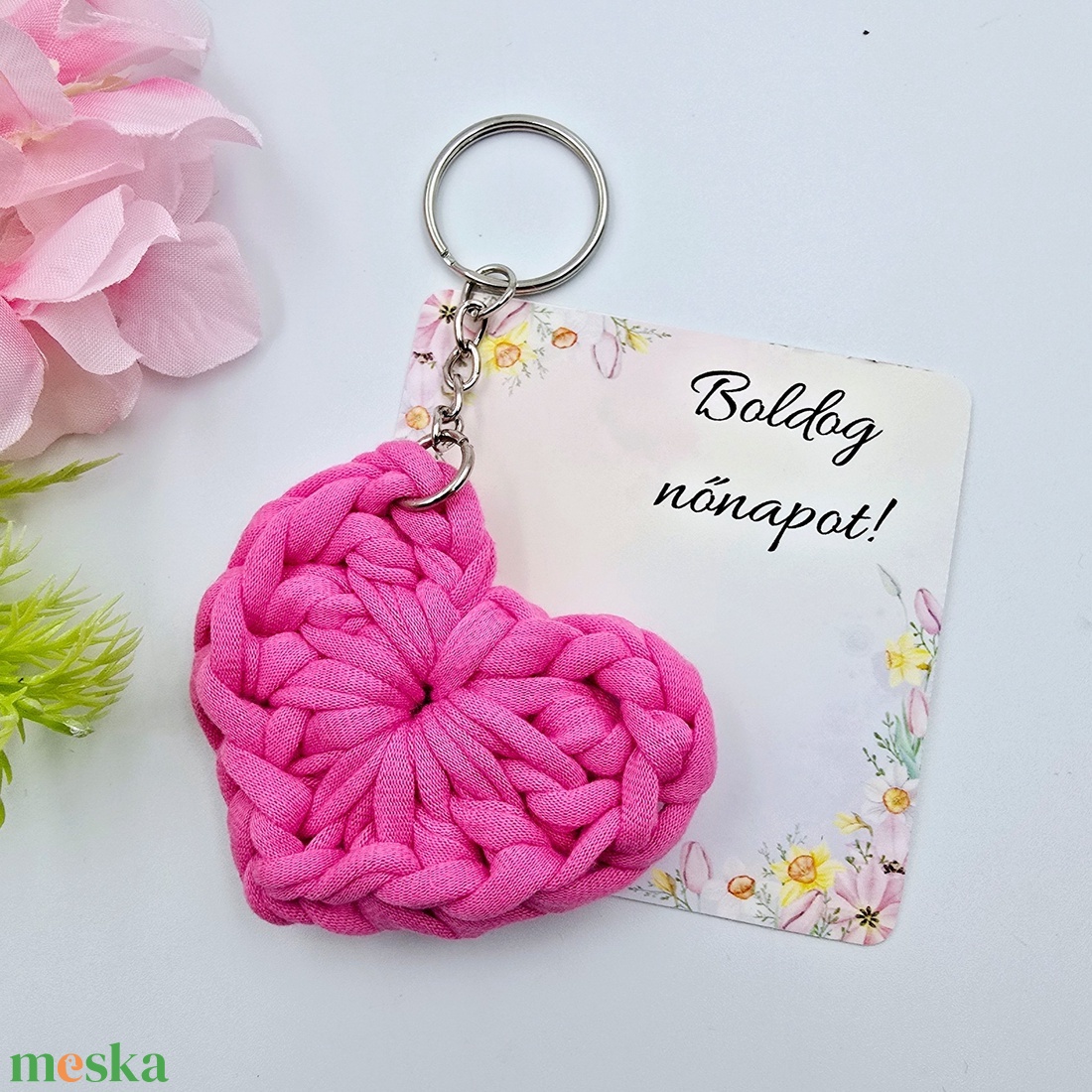 Pink horgolt szív kulcstartó ajándékkártyával - Nőnapi ajándék, Boldog nőnapot! feliratos kártyával - táska & tok - kulcstartó & táskadísz - kulcstartó - Meska.hu