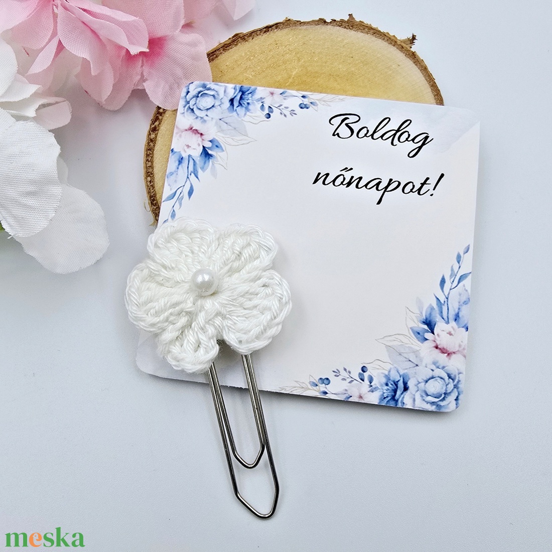 Fehér horgolt virágos könyvjelző óriás gémkapoccsal - Nőnapi ajándék, Boldog nőnapot! feliratos kártyával - könyv & zene - könyvjelző - Meska.hu