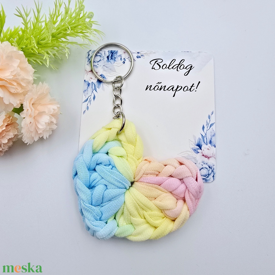 Szivárvány színű horgolt szív kulcstartó ajándékkártyával - Nőnapi ajándék, Boldog nőnapot! feliratos kártyával - táska & tok - kulcstartó & táskadísz - kulcstartó - Meska.hu