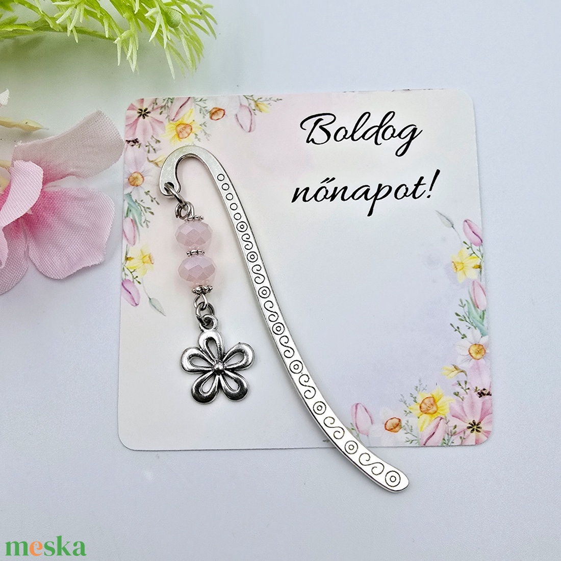 Mini könyvjelző rózsaszín csiszolt gyöngyökkel és virág medállal - Nőnapi ajándék, Boldog nőnapot! feliratos kártyával - könyv & zene - könyvjelző - Meska.hu